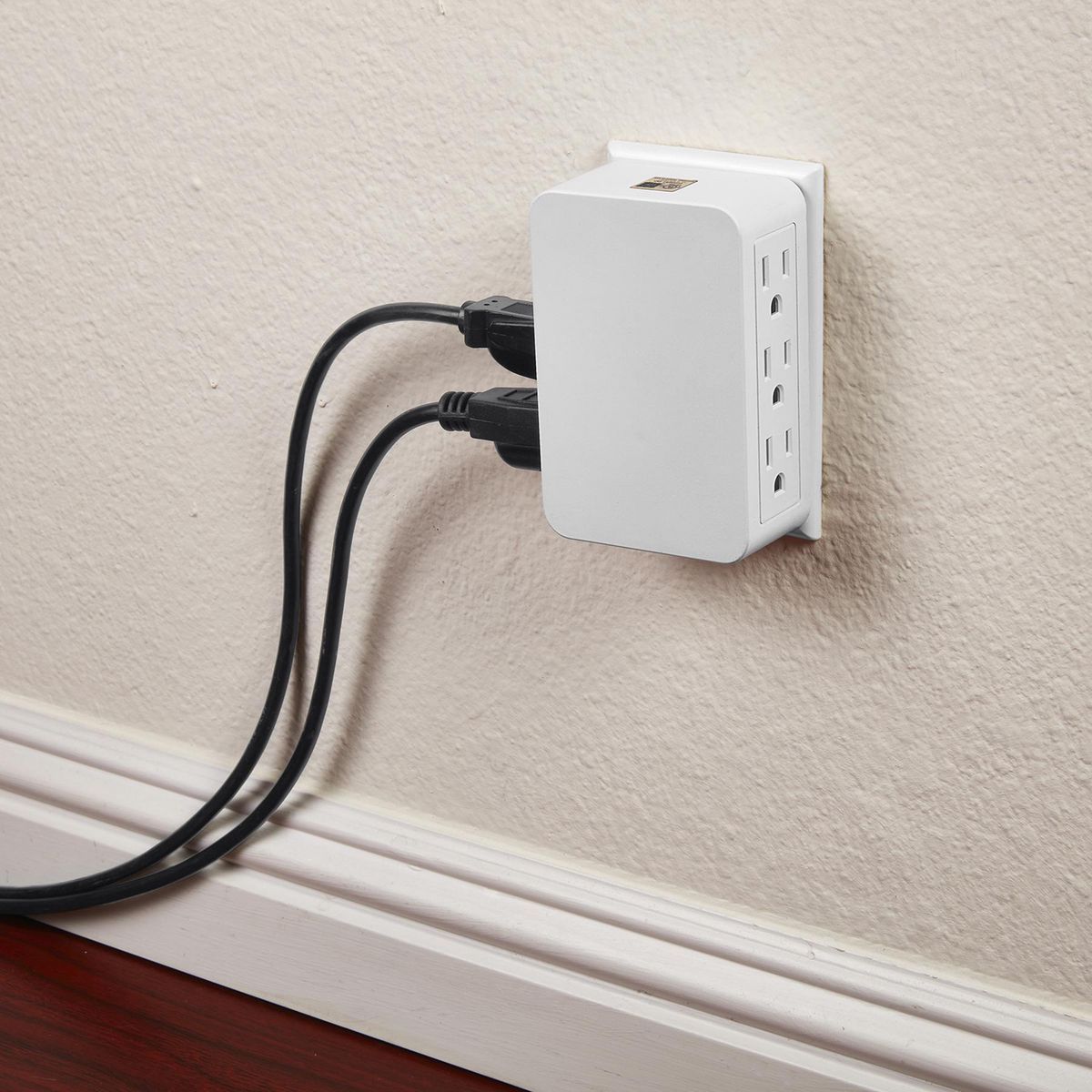 6 Outlet 3-Prong Side Entry Tap White O35930